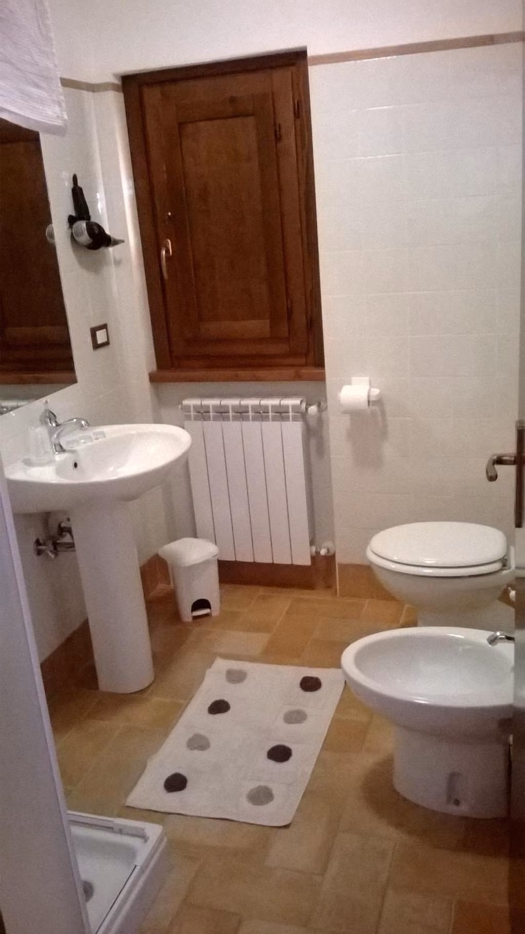 Il bagno privato di una delle camere dell'agriturismo a Scanno