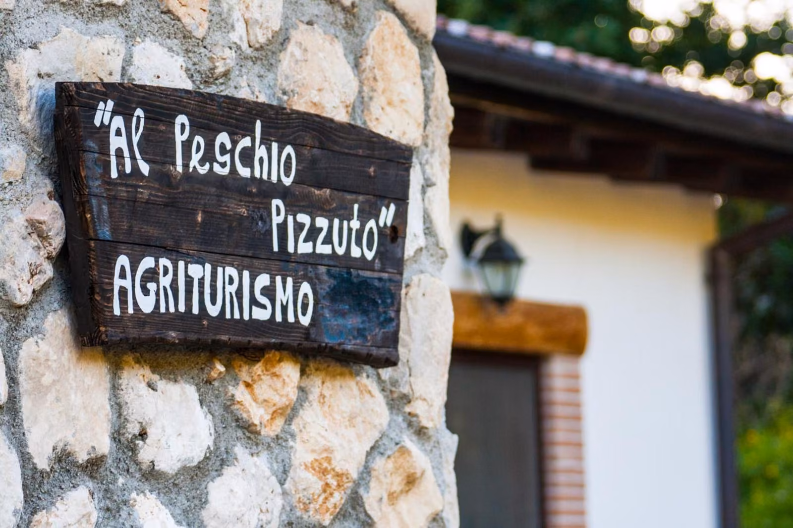 L'insegna e i documenti esposti dall'Agriturismo "Al Peschio Pizzuto" a Scanno