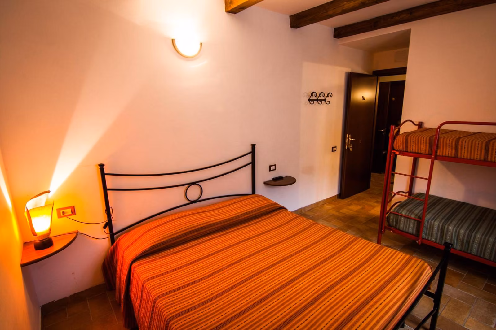 Camera tripla dell'agriturismo a Scanno, con letto matrimoniale e letto singolo