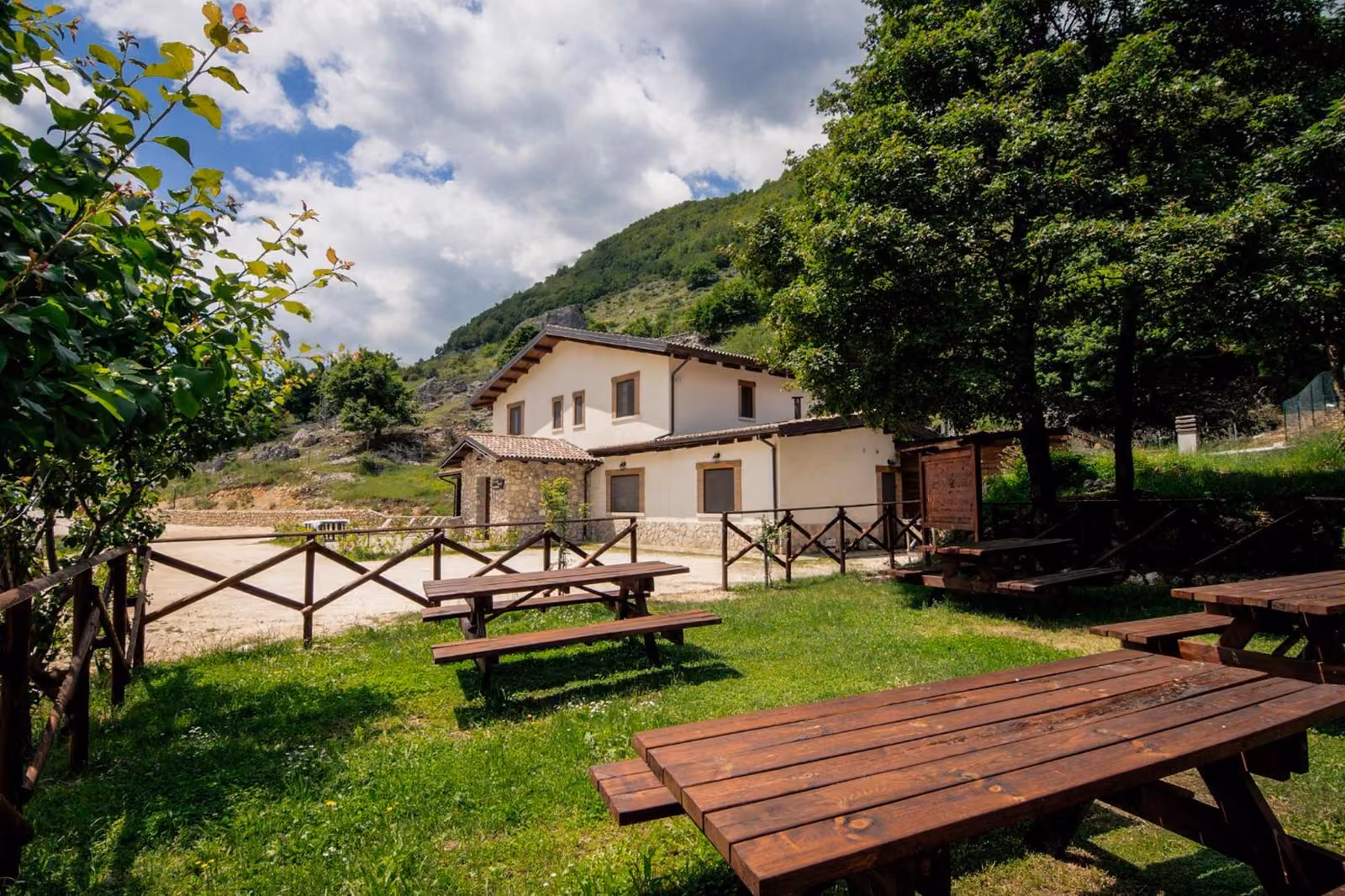Le montagne intorno a Scanno, viste dalla proprietà dell'agriturismo