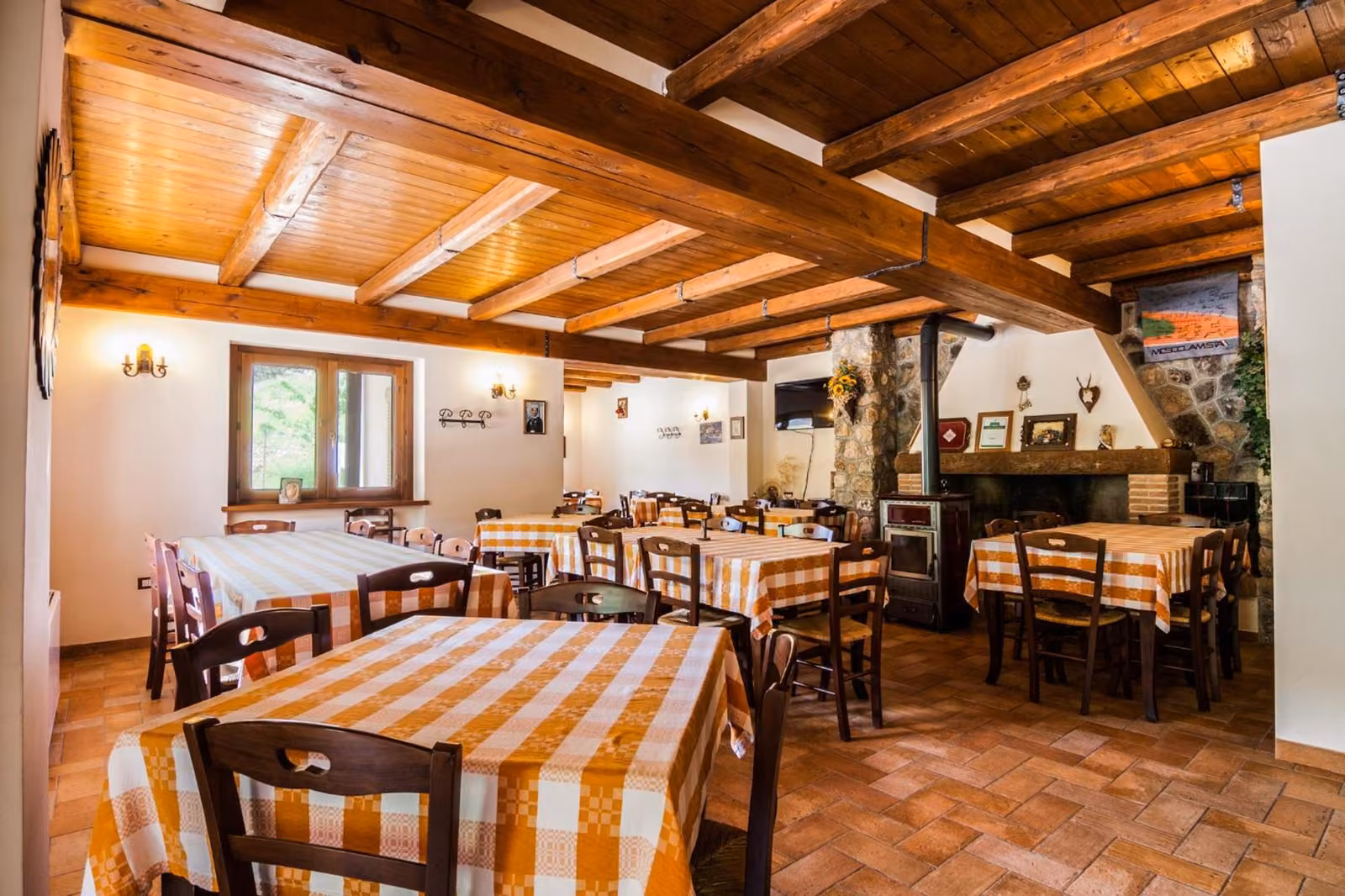 Un ambiente dell'agriturismo dove si serve la cucina della casa
