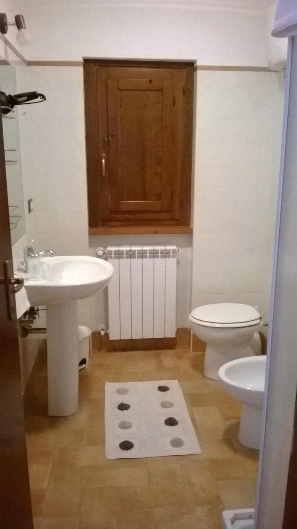 Un bagno con lavandino e WC di una camera dell'agriturismo