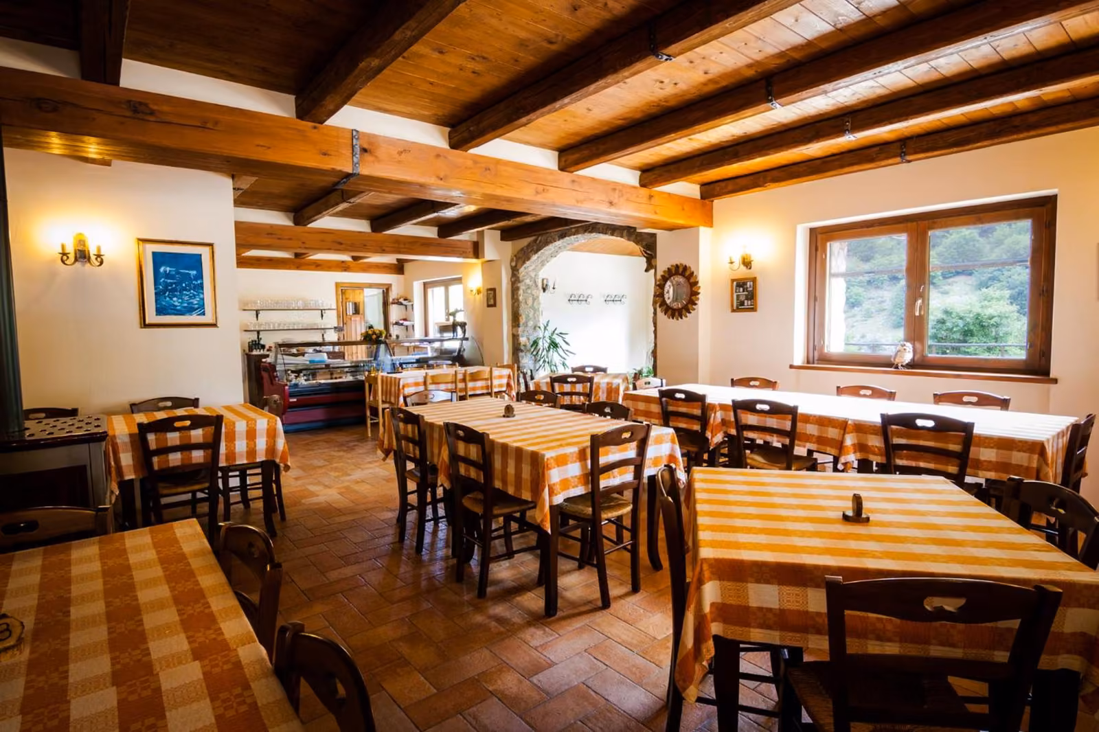 La sala dell'agriturismo a Scanno dove si serve la cucina della casa
