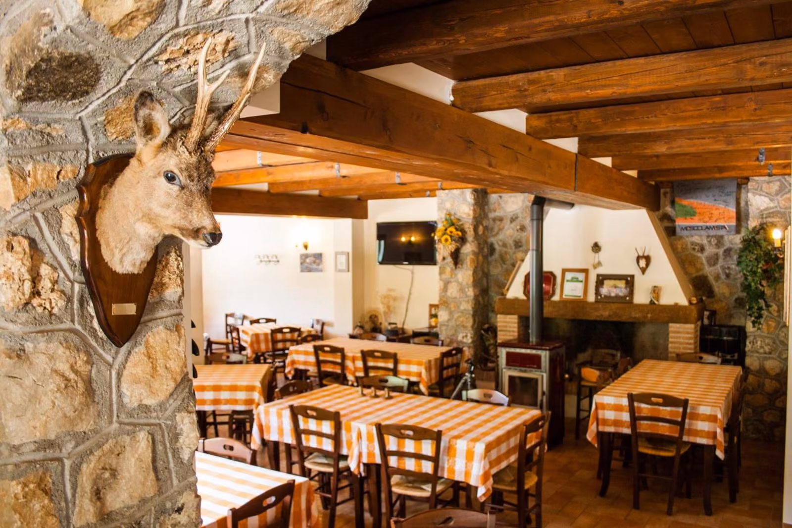 I tavoli apparecchiati della sala dell'agriturismo, con gli arredi della casa