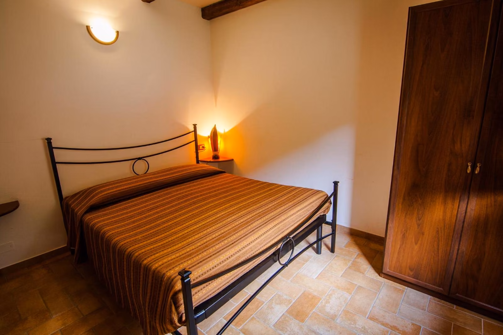 Camera doppia dell'Agriturismo "Al Peschio Pizzuto" a Scanno, con letto matrimoniale e affaccio sulle montagne