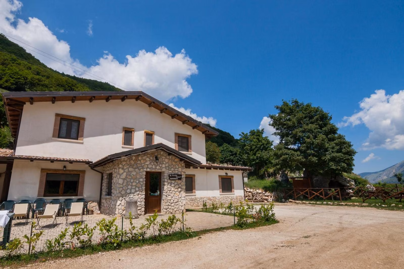 Vista sulle montagne dall'interno dell'agriturismo a Scanno